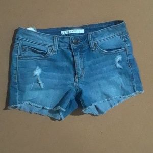 Cute short jeans.